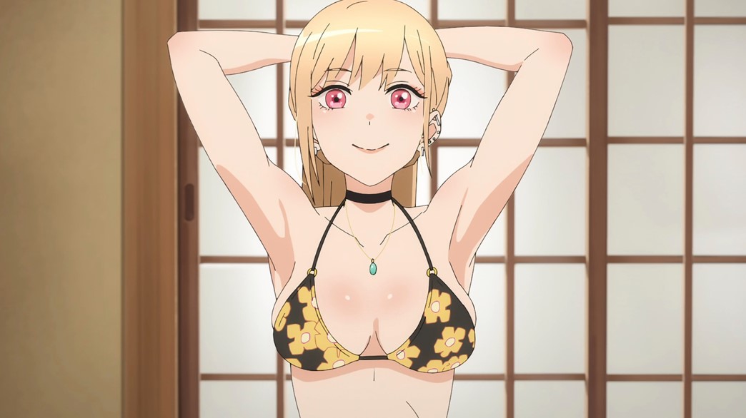 My Dress Up Darling Episode 2 : Marin Kitagawa rel&egrave;ve ses cheveux pour que Wakana Gojo mesurer le tour de sa poitrine.